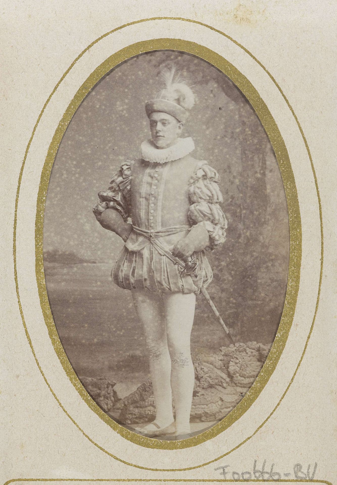 Portret van een jonge man in kostuum met degen, aangeduid als E.H. Winkelman by Jan Goedeljee