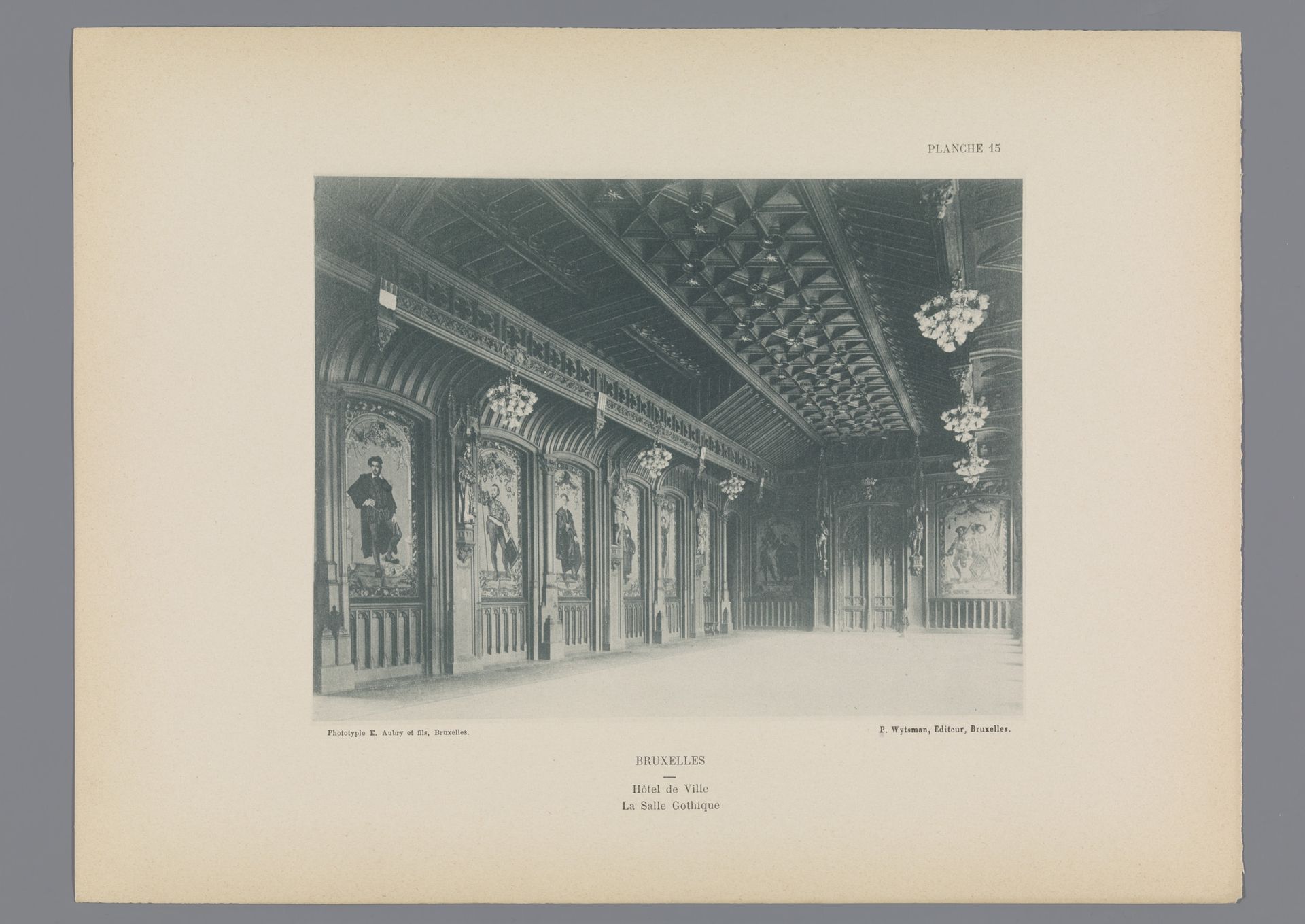 Gezicht op een zaal in gotische stijl in het stadhuis van Brussel, België by Anonymous