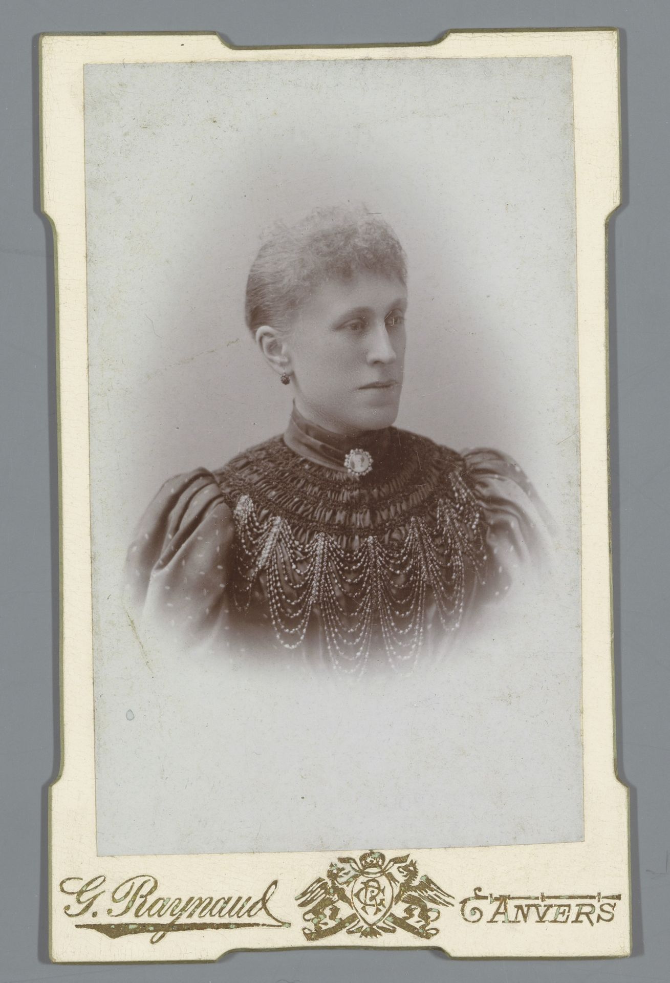 Portret van een onbekende vrouw by Georges Raynaud
