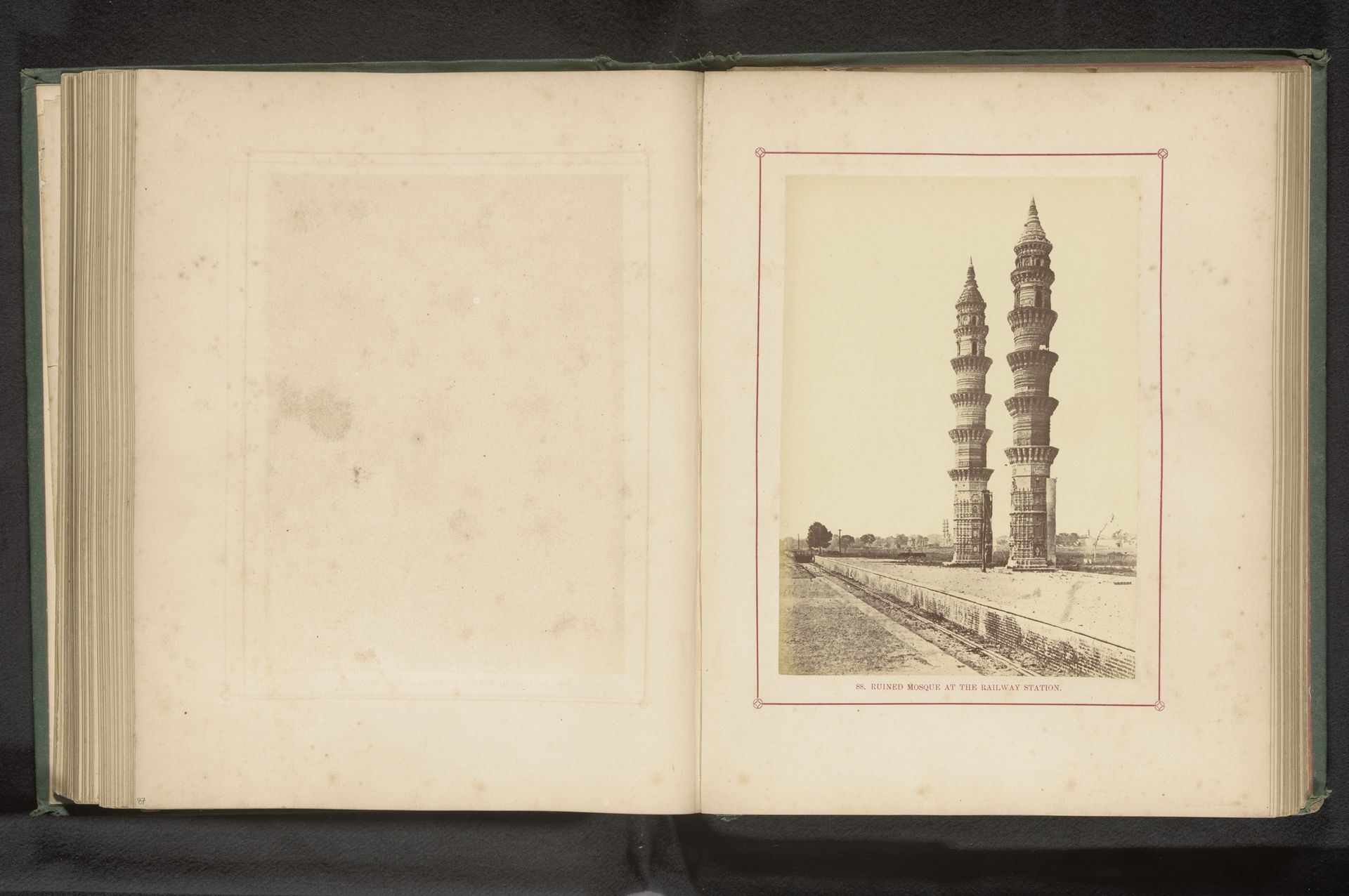 Ruïne van een moskee bij een treinstation in Ahmedabad by Thomas Biggs