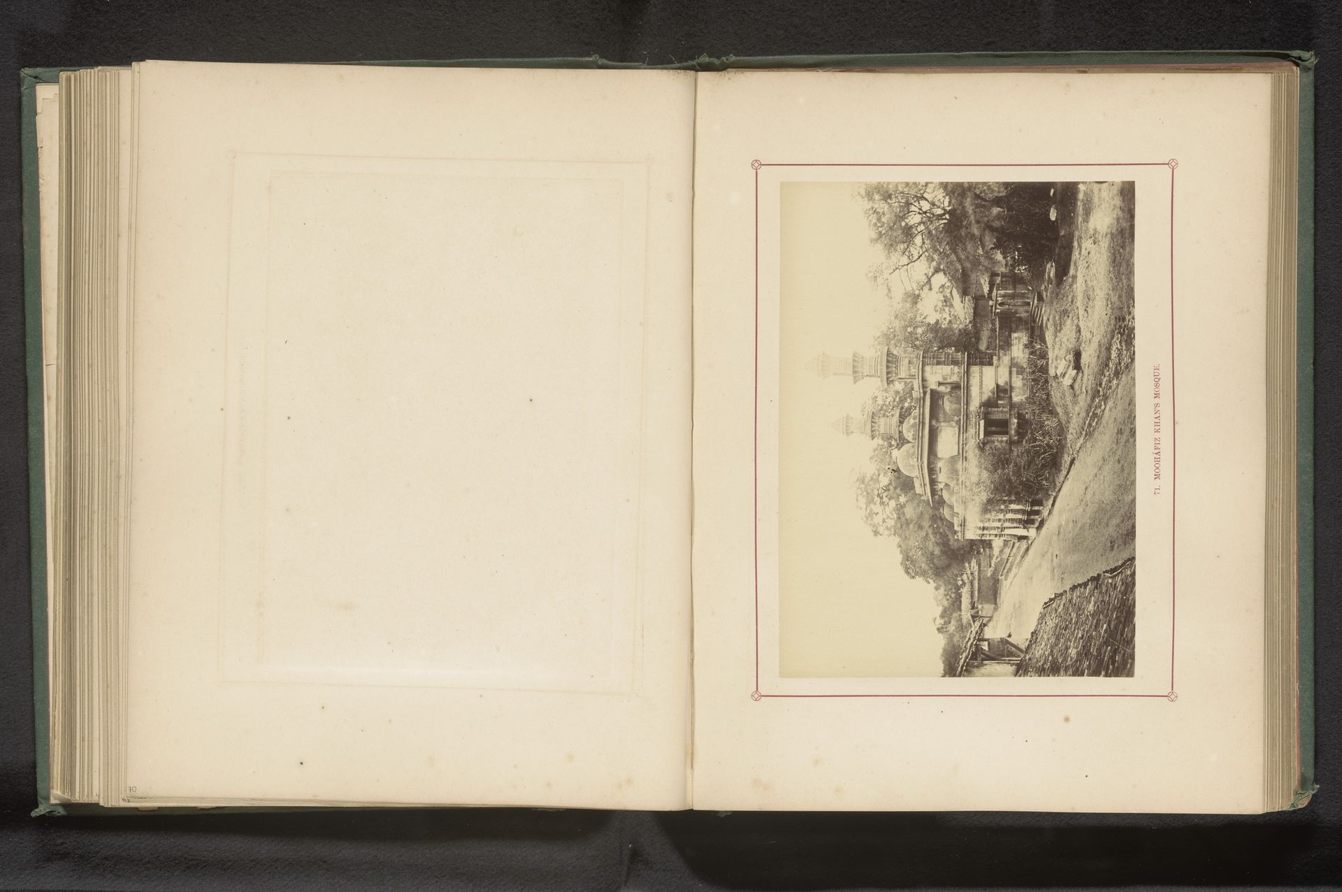 Gezicht op de Muhafiz Khan-moskee in Ahmedabad by Thomas Biggs