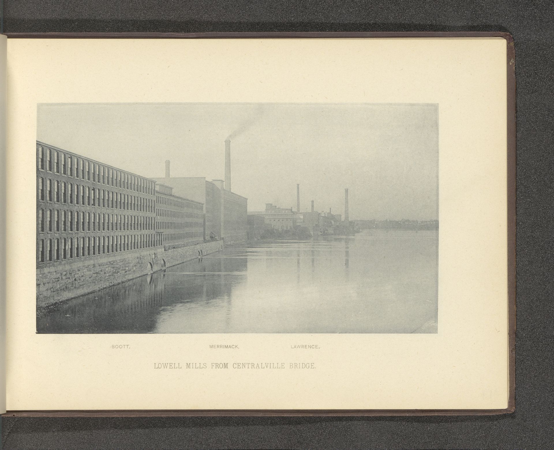 Gezicht op de Merrimack en de fabrieken van Lowell by Anonymous