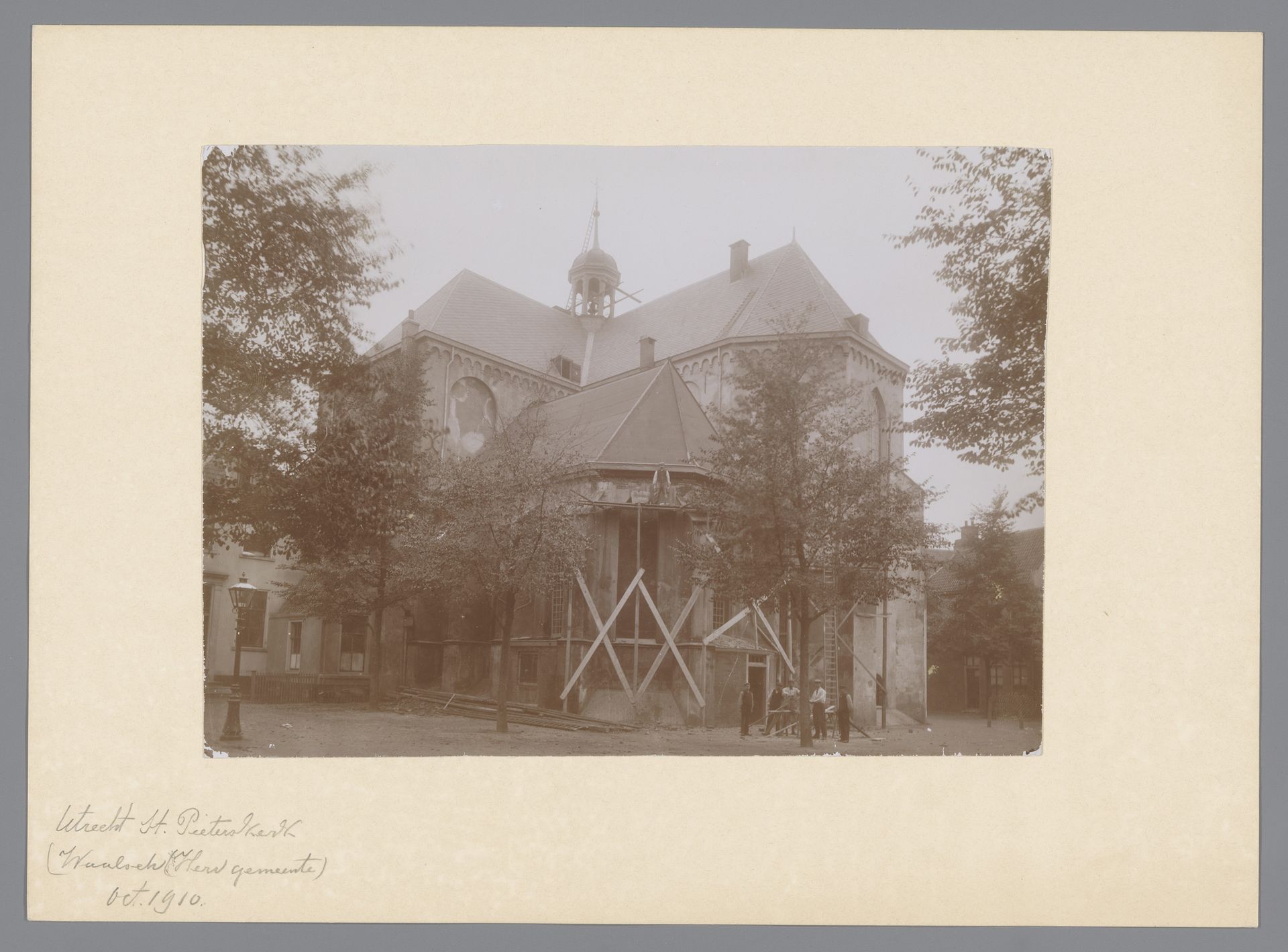 Gezicht op de Sint-Pieterskerk te Utrecht by anoniem (Monumentenzorg)