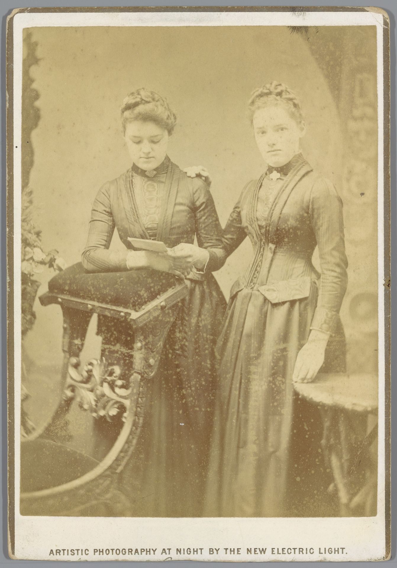 Portret van twee onbekende jonge vrouwen by M. Batiste & Sons