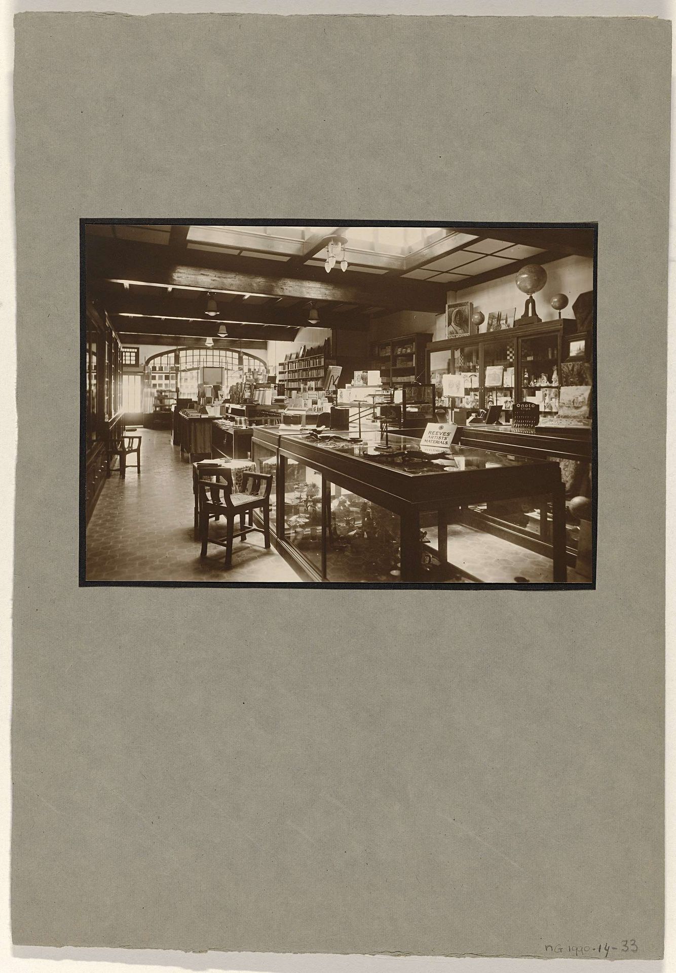 Interieur van de winkel van de Deli Courant te Medan by W.T. Uhlenhuth