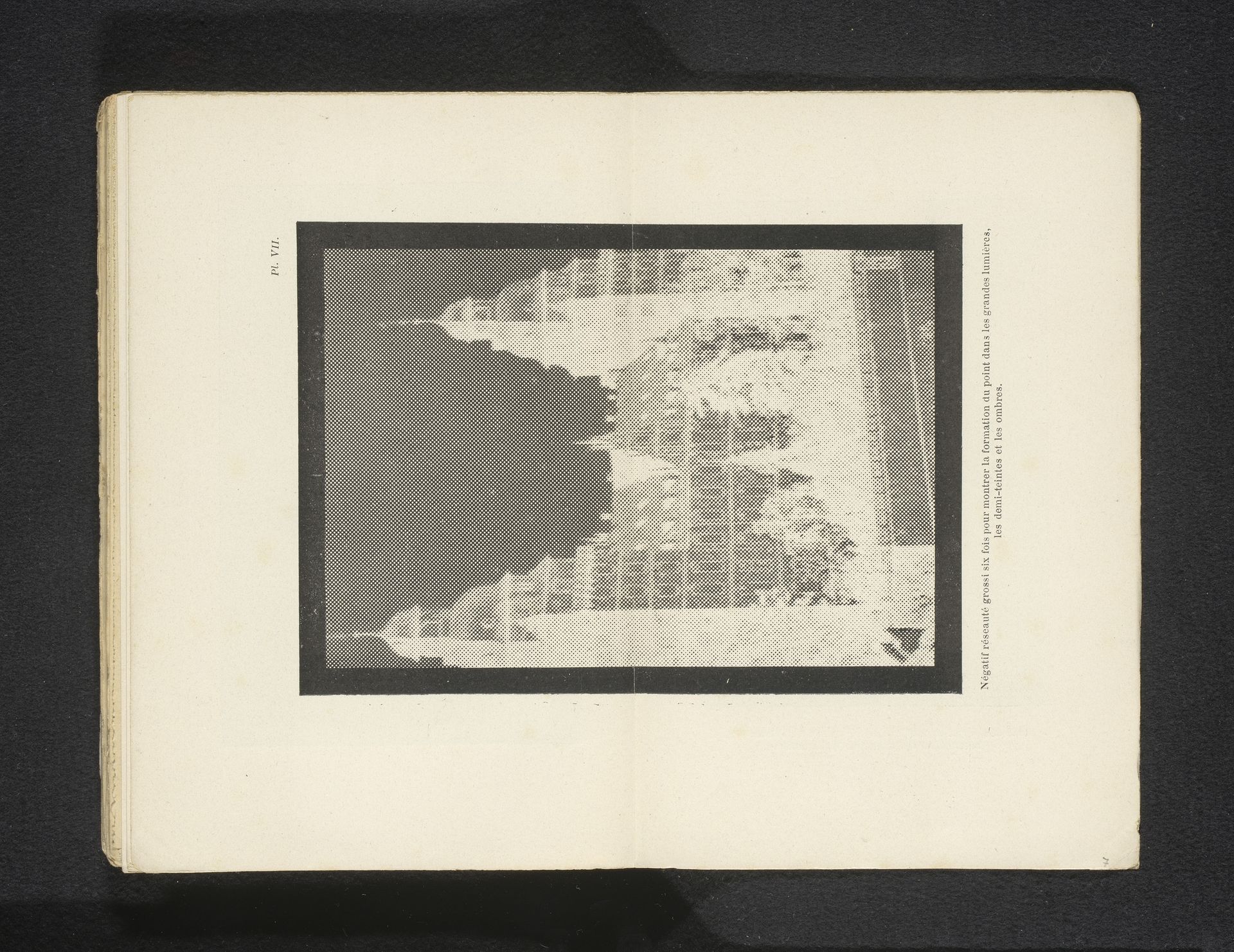 Fotoreproductie van uitvergrote negatiefafbeelding van een gebouw by Wilhelm Cronenberg