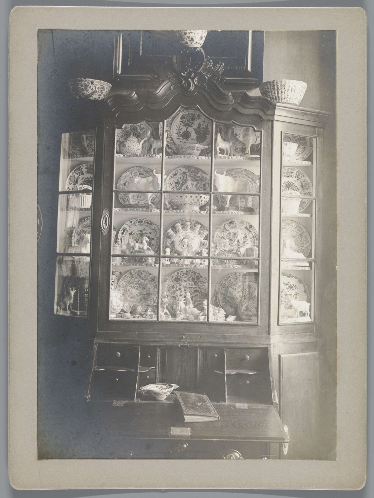 Foto van de vitrinekast W98. by Willem Witsen