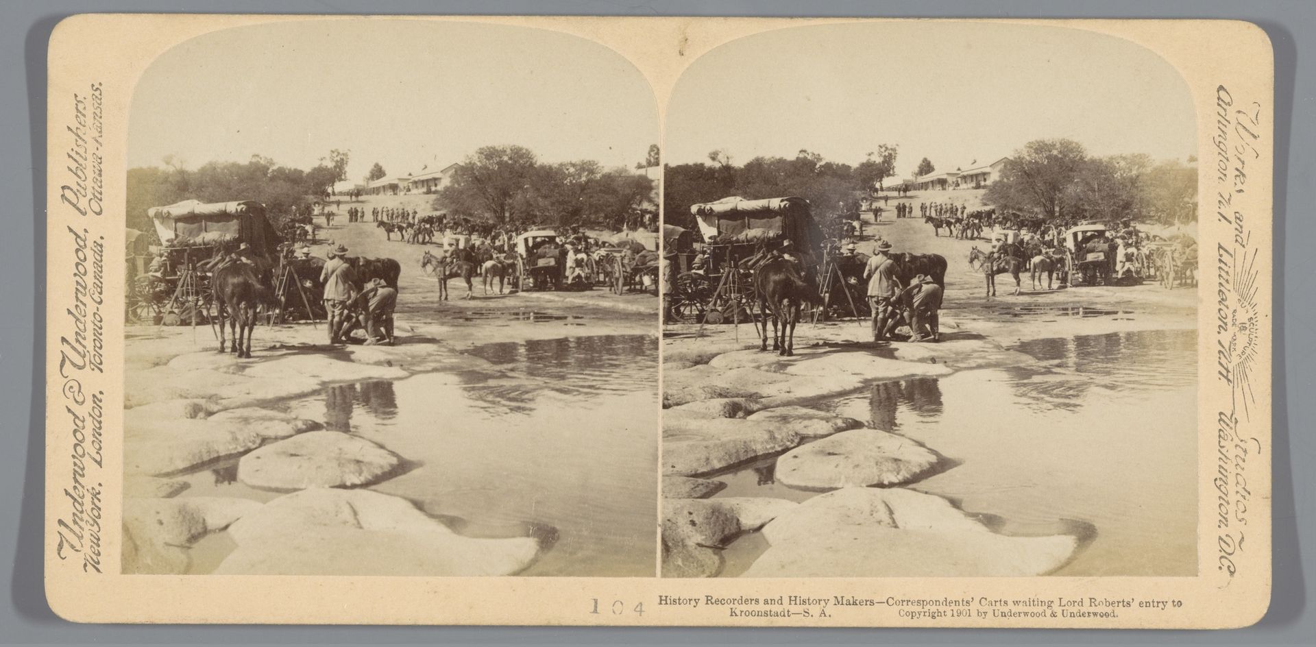 Gezicht op een rivieroever met paardenkarren bij Kroonstad, Zuid-Afrika by Anonymous