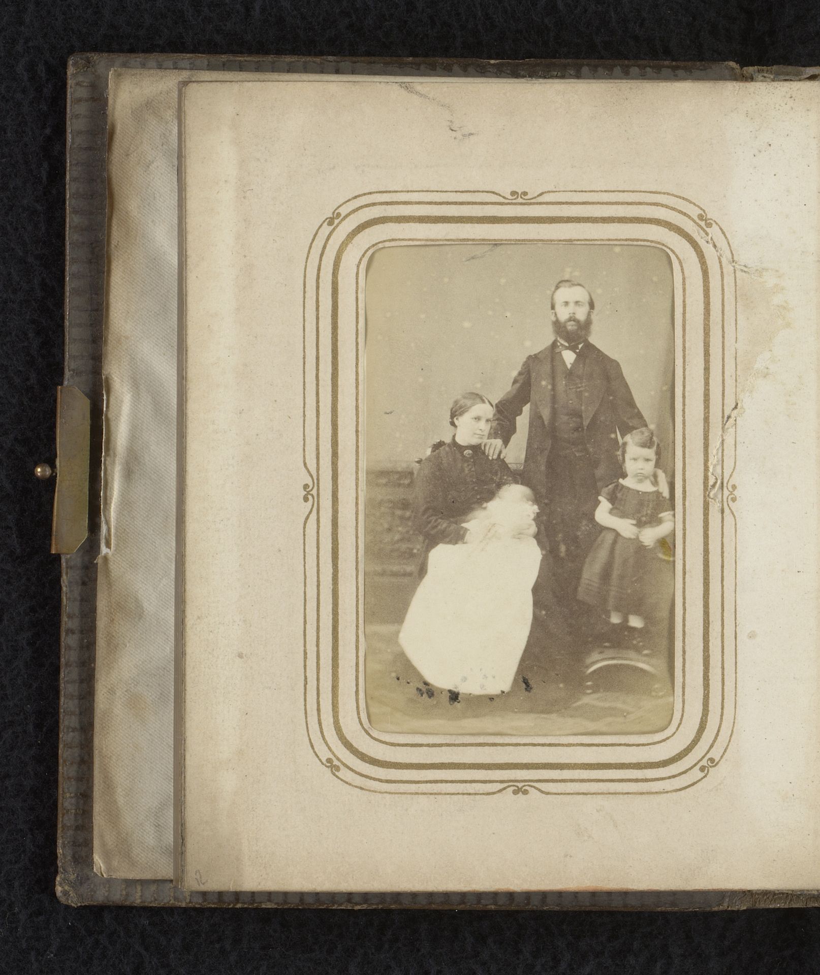 Familieportret met vader, moeder en twee kinderen by Frederick Argall