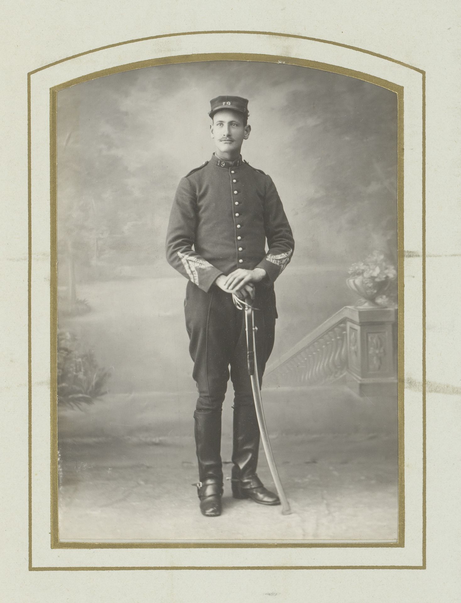Portret van een man in militair uniform by E. Gilles