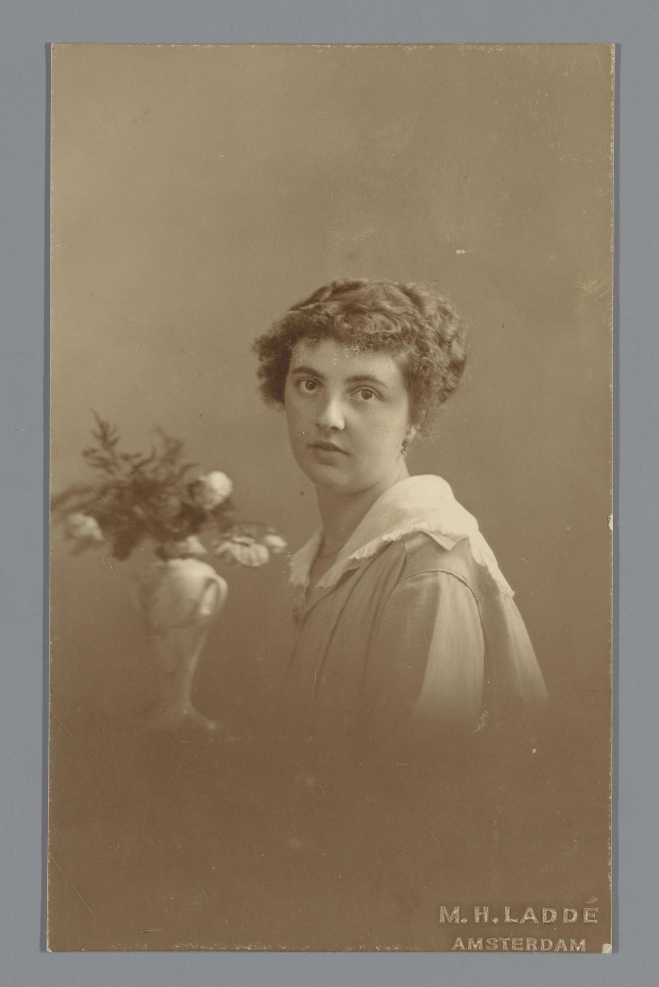 Studioportret van een onbekende vrouw by Machiel Hendricus Laddé