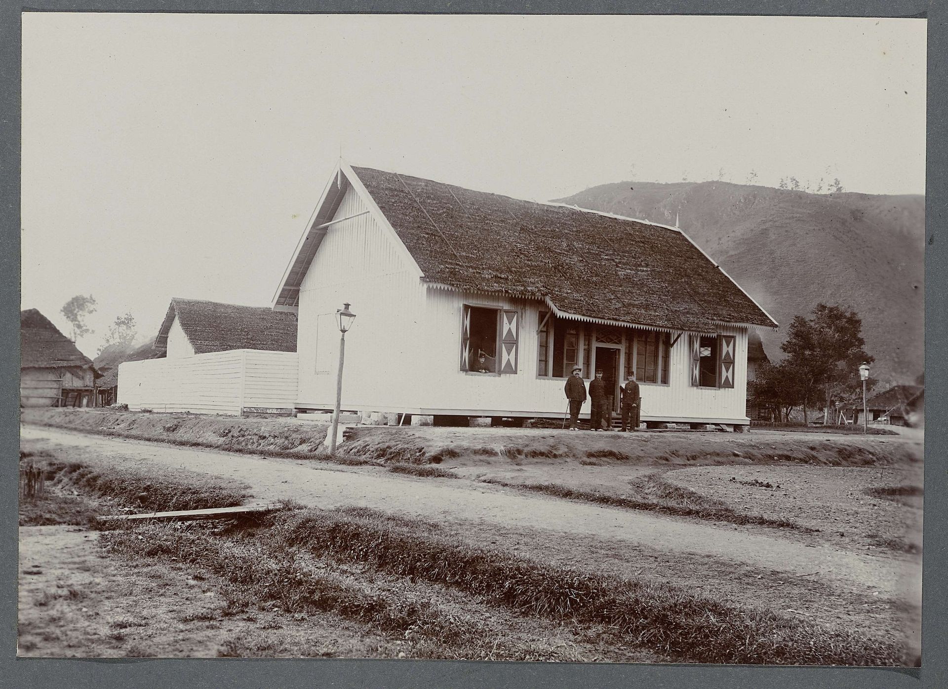 Huis in een bivak by Anonymous