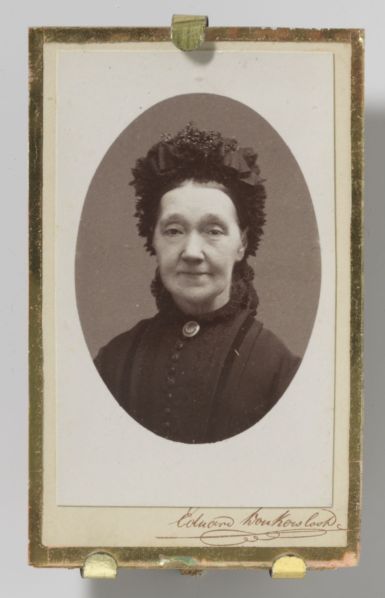 Portret van een onbekende vrouw by Eduard Donkersloot