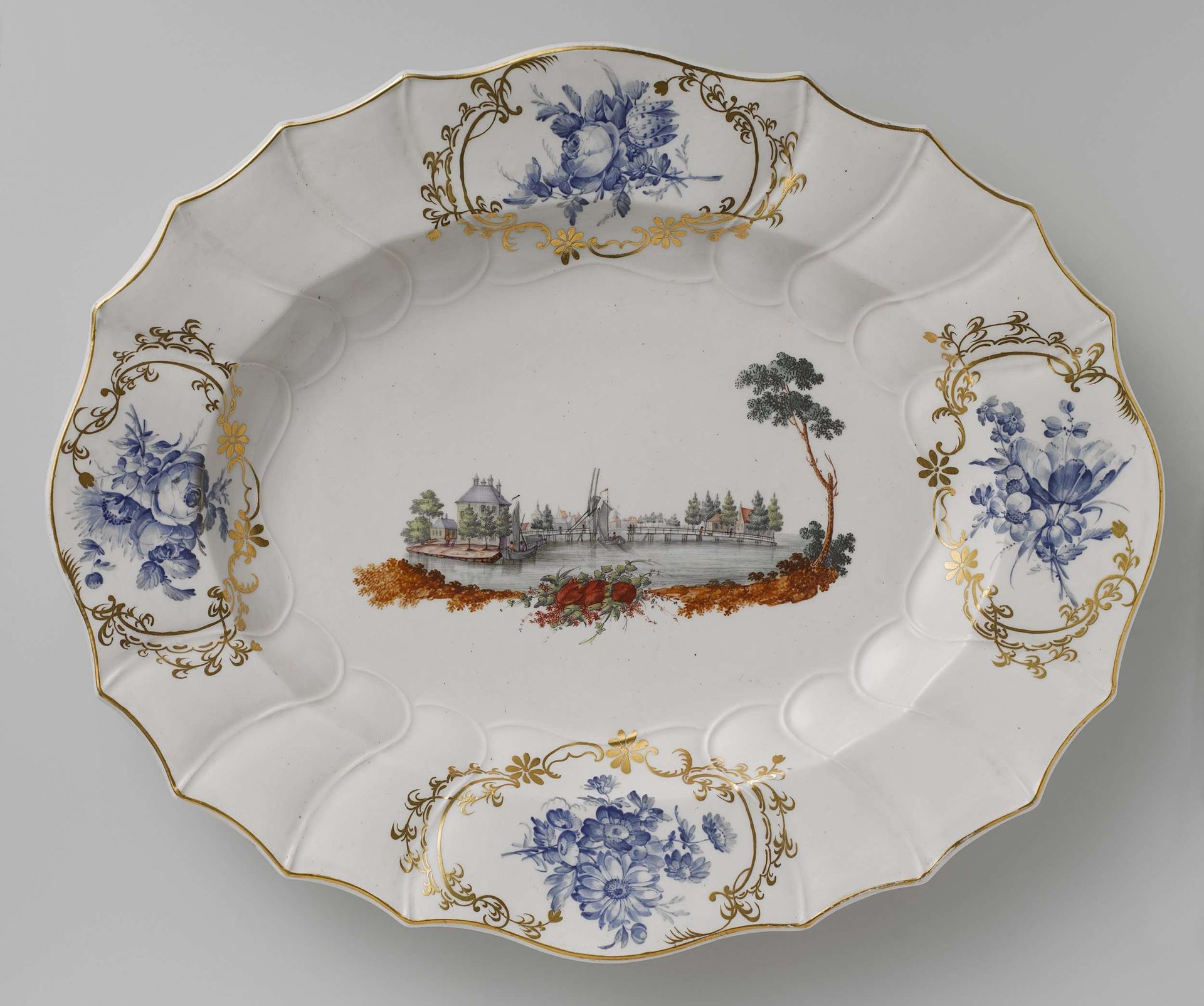 Tureen and stand by Doornik