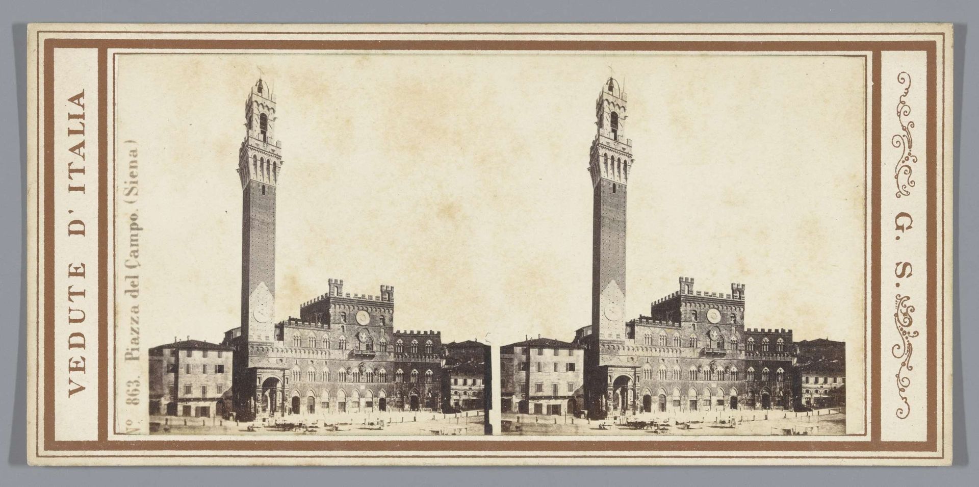 Gezicht op het Piazza del Campo met het Palazzo Pubblico in Siena by Giorgio Sommer