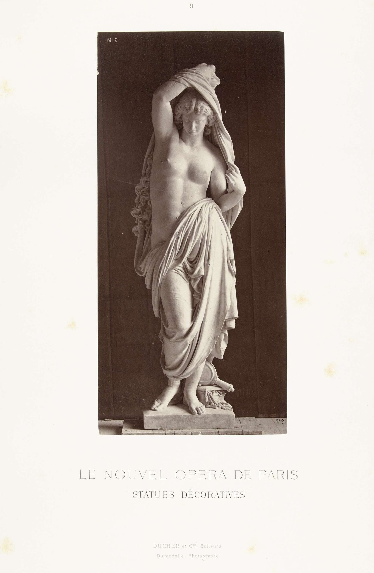Marmeren standbeeld van een vrouwelijk naakt met gedrapeerde doek om het lichaam by Louis-Emile Durandelle