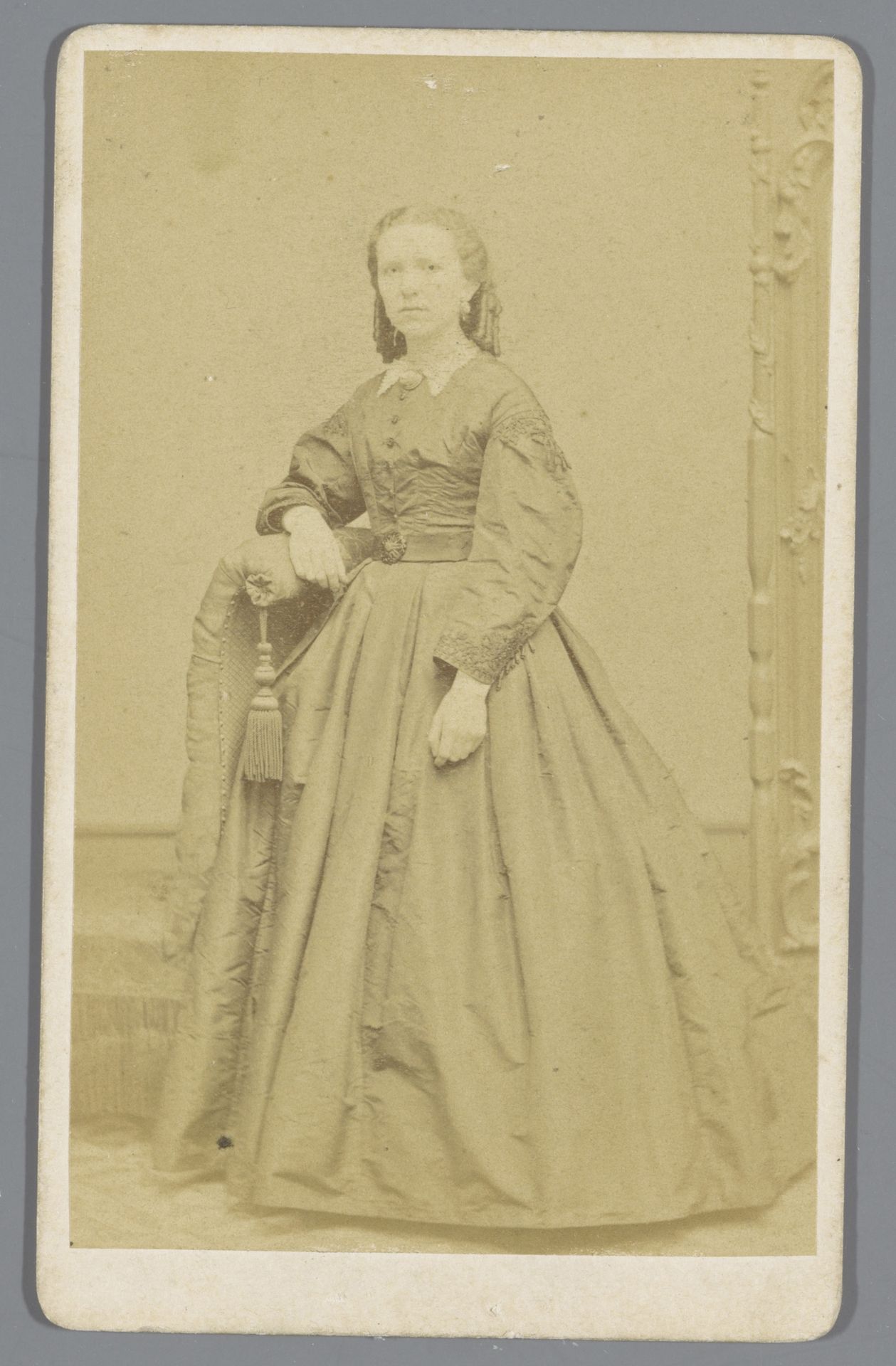 Portret van een onbekende jonge vrouw by Von Kolkow & Co.