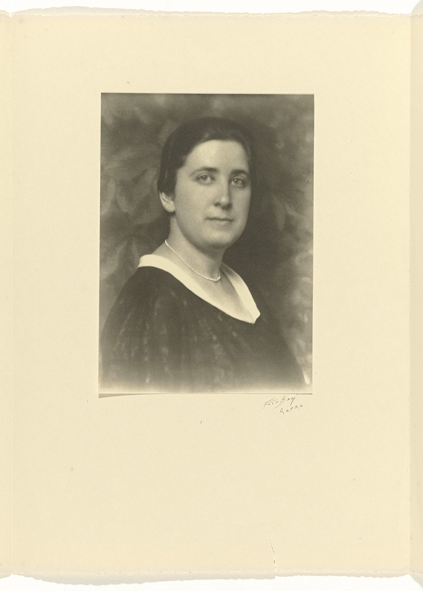Portret van Else Moos-Wachenheimer in donkere kleding met lichte kraag, Lugano, 1924 by Anonymous