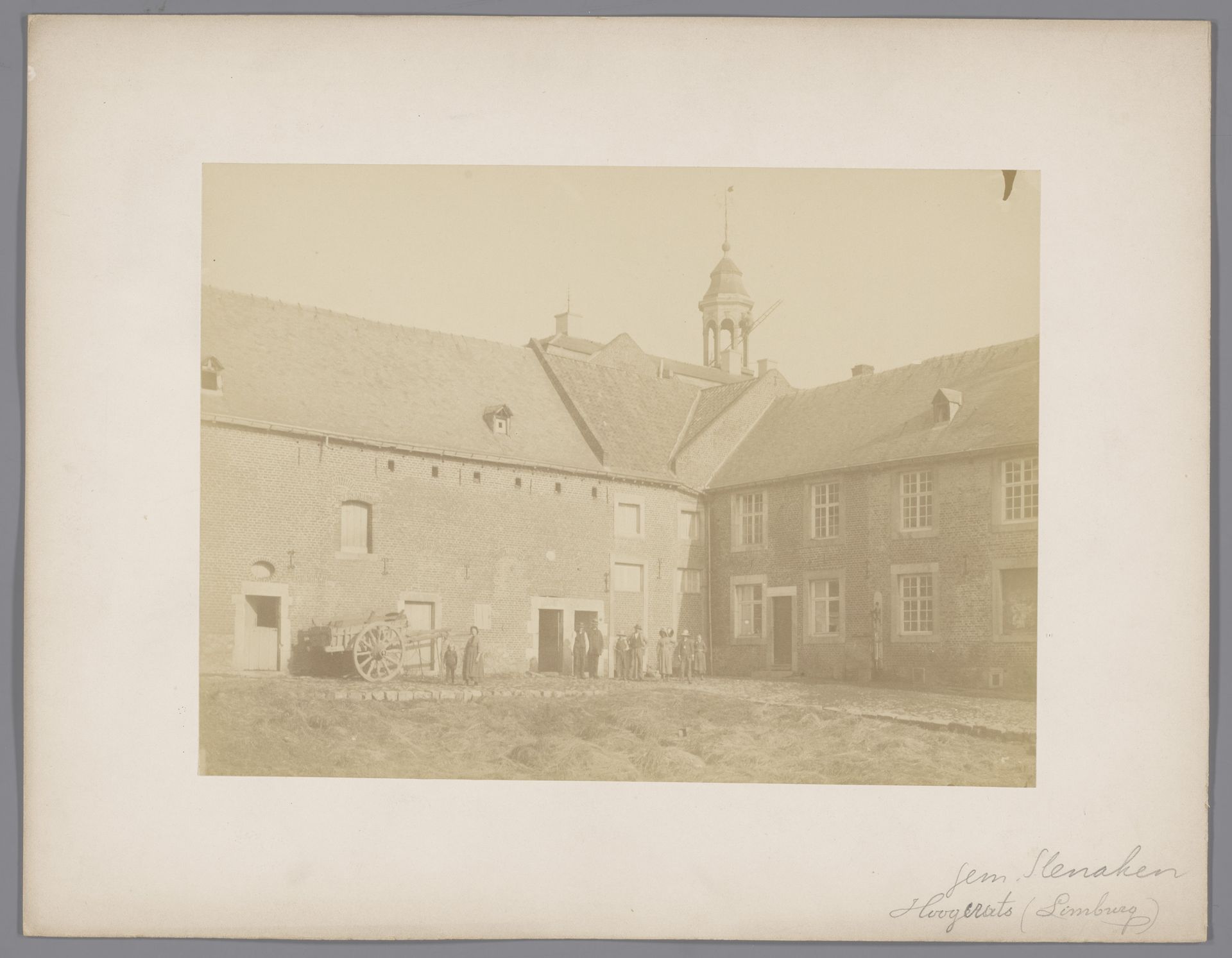 Binnenplaats van het voormalige klooster te Hoogcruts by anoniem (Monumentenzorg)