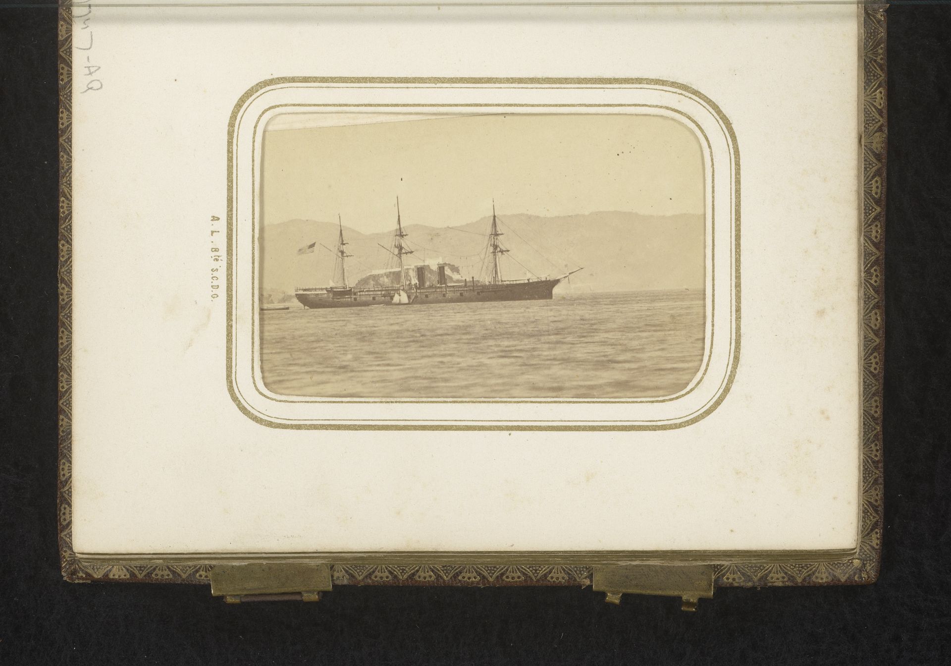 Schip op zee voor gebergte by Marc Ferrez