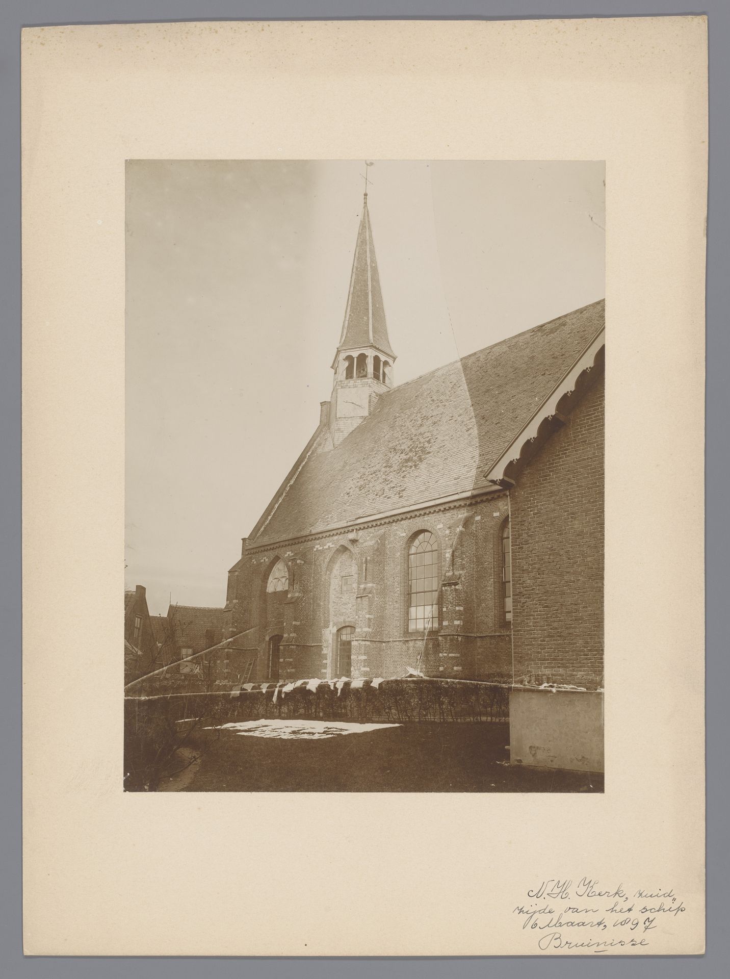 Gezicht op de Hervormde Kerk te Bruinisse by anoniem (Monumentenzorg)