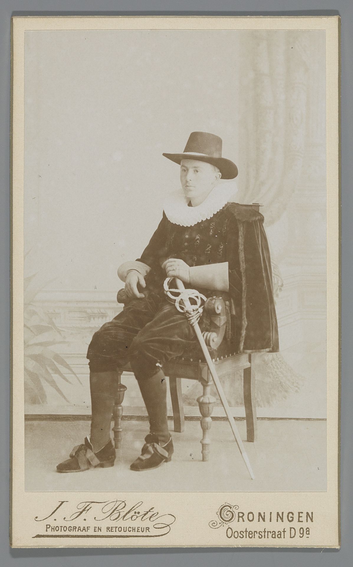 Portret van een onbekende Groningse student in maskeradekostuum by Jan Frederik Blöte