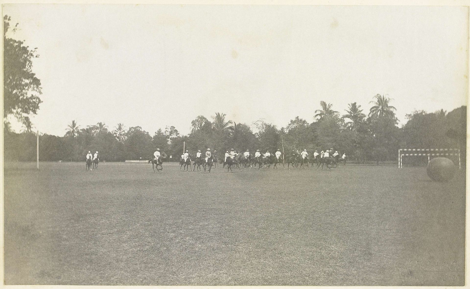 Ruiterspel met grote bal, Medan Sumatra by Heinrich Ernst & Co
