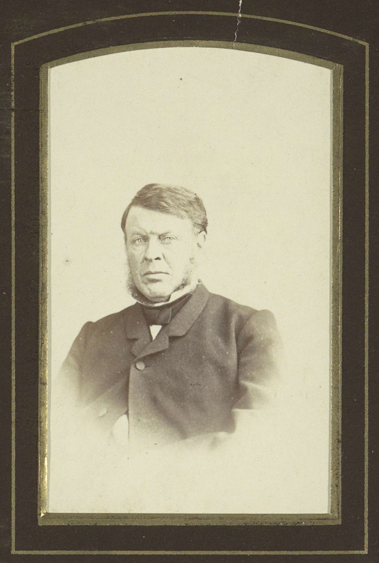 Portret van een man met bakkebaarden by Maurits Verveer