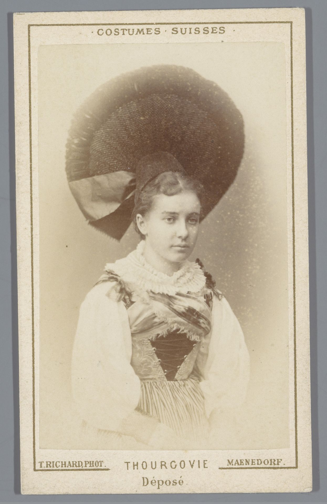 Portret van een onbekende jonge vrouw in Thurgausche klederdracht by Traugott Richard