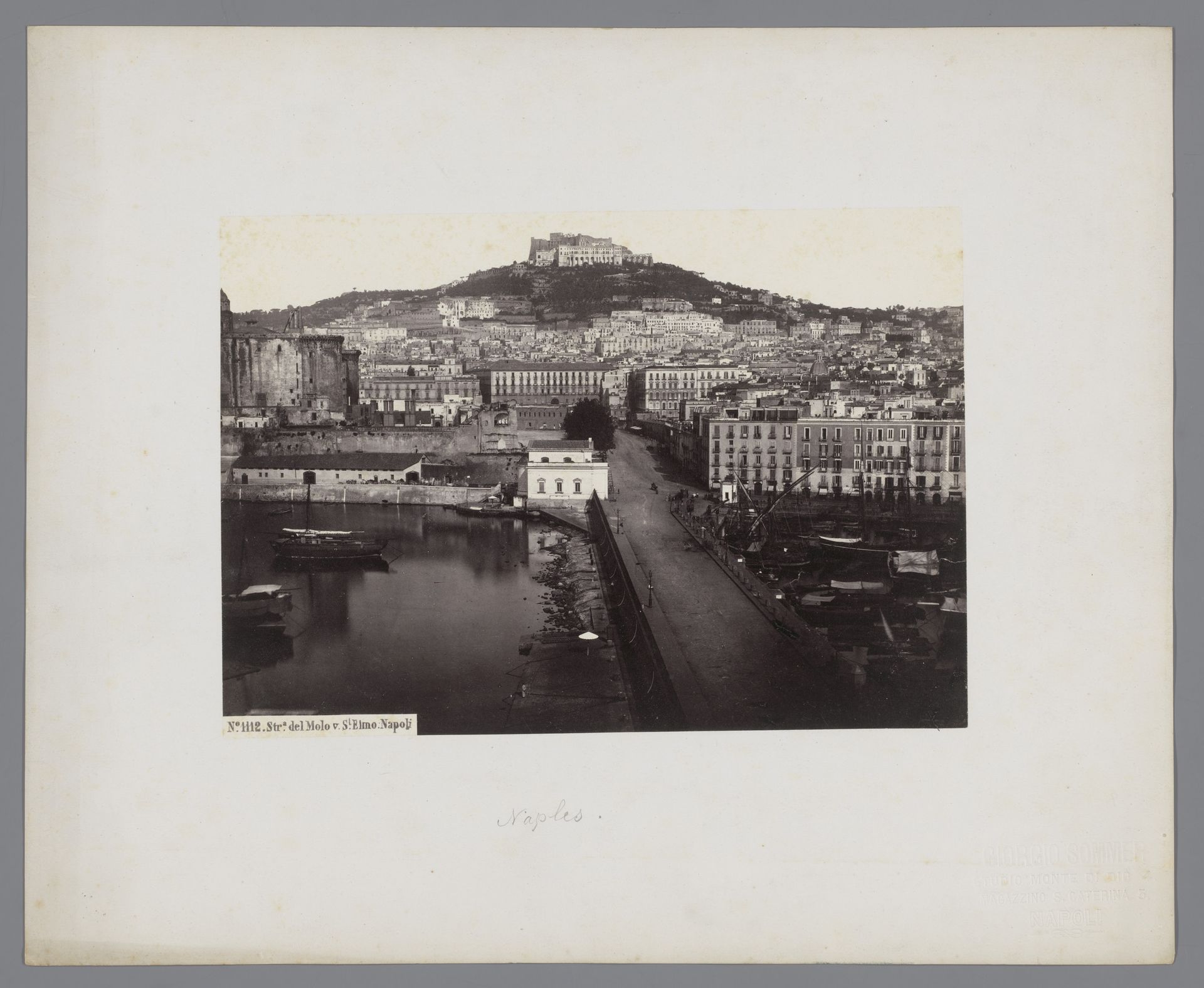 Gezicht op het kasteel Sant'Elmo op de berg Vomero te Napels, Italië by Giorgio Sommer
