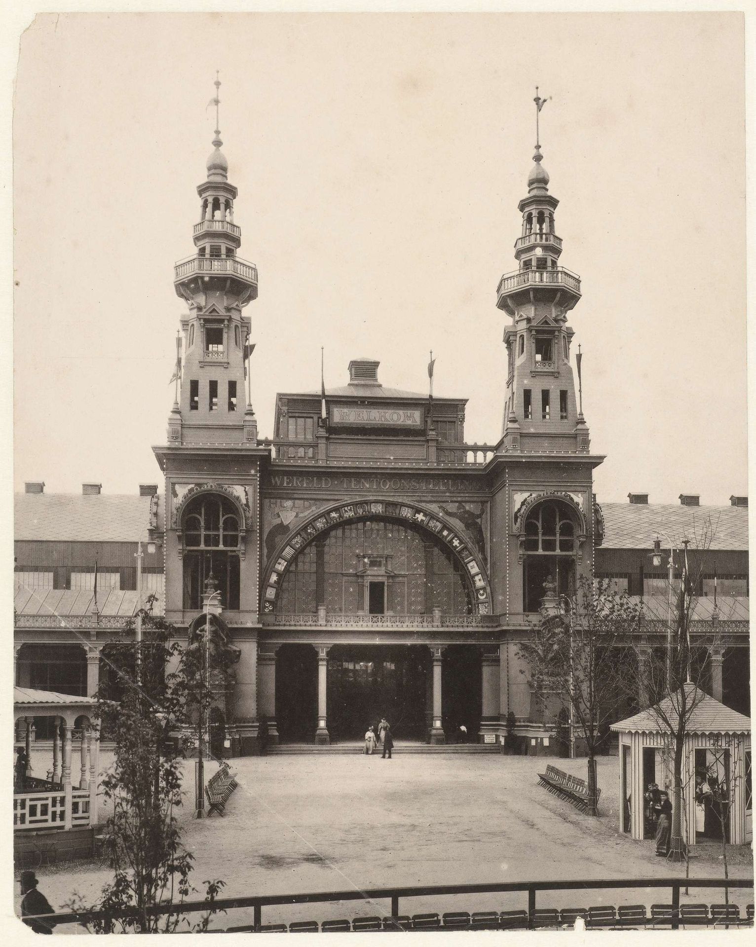 Ingangspoort Wereldtentoonstelling op het Museumplein,  Amsterdam 1895 by Guy de Coral & Co.
