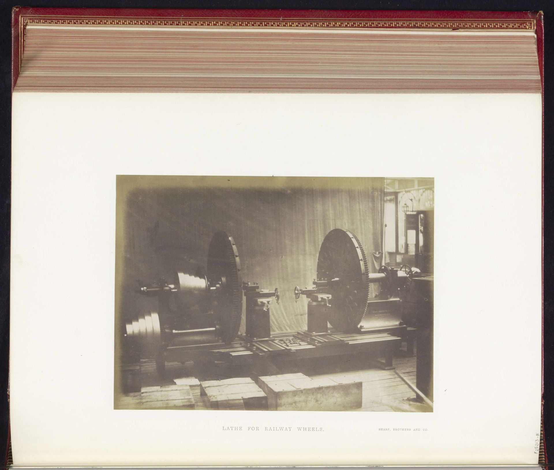 Draaibank voor treinwielen op de Great Exhibition of the Works of Industry of All Nations van 1851 in het Crystal Palace in Londen by C.M. Ferrier & F. von Martens