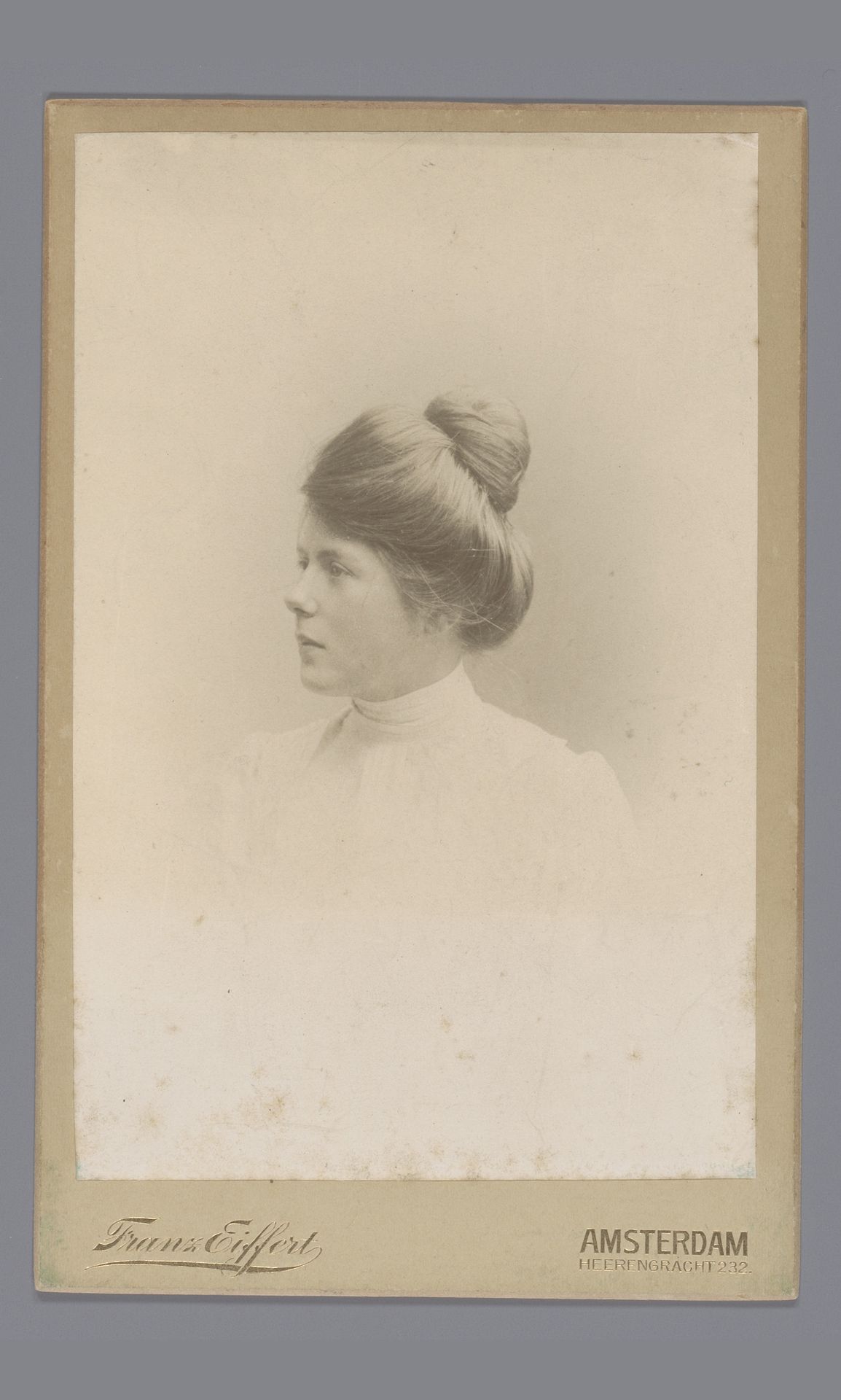 Portret van een onbekende vrouw by Franz Eiffert