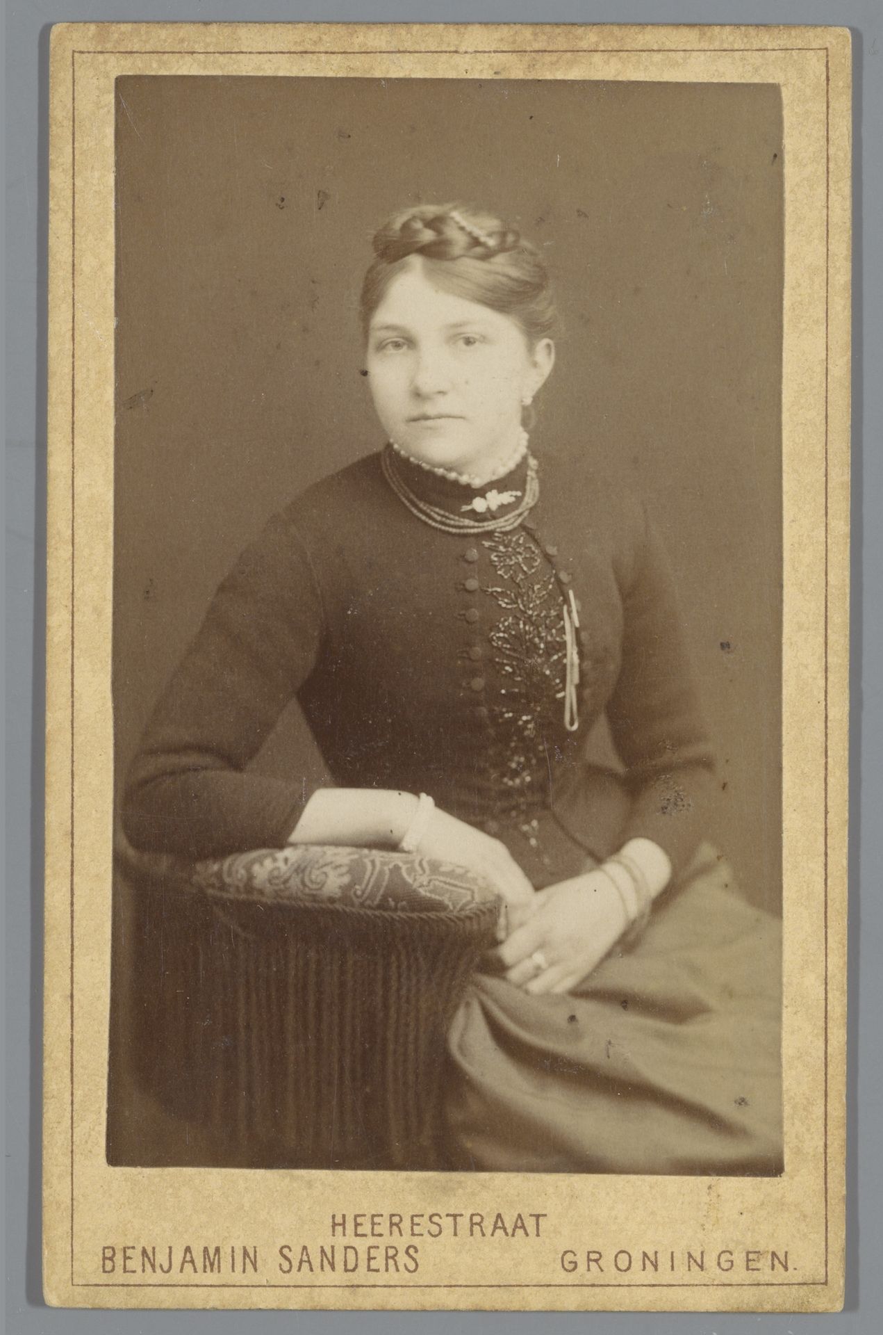 Portret van een onbekende vrouw, aangeduid als mevrouw Heenstra by Benjamin Sanders