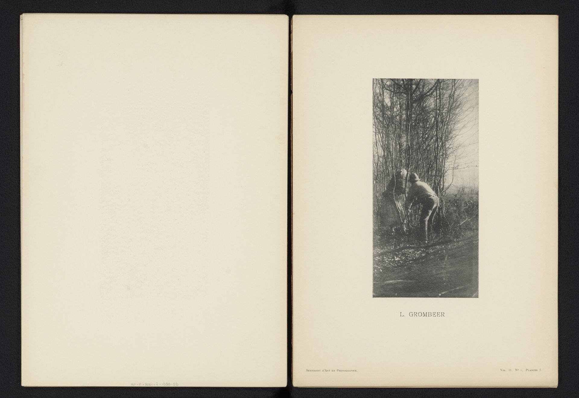 Man en een vrouw sprokkelen hout by Louis Grombeer