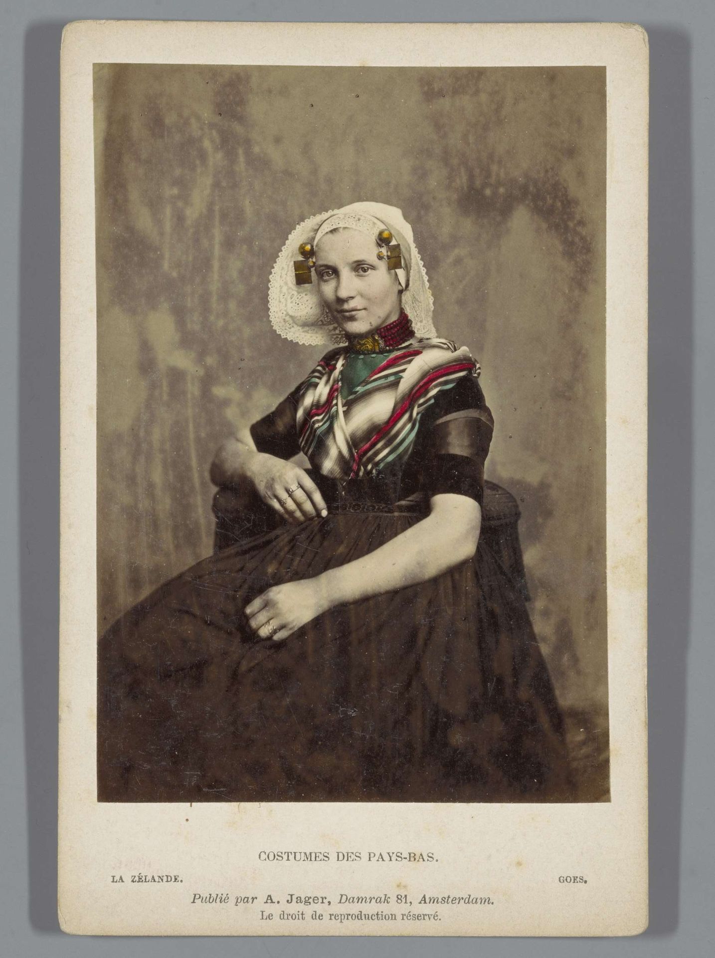 Portret van een onbekende vrouw in klederdracht van Goes, Zeeland by Andries Jager