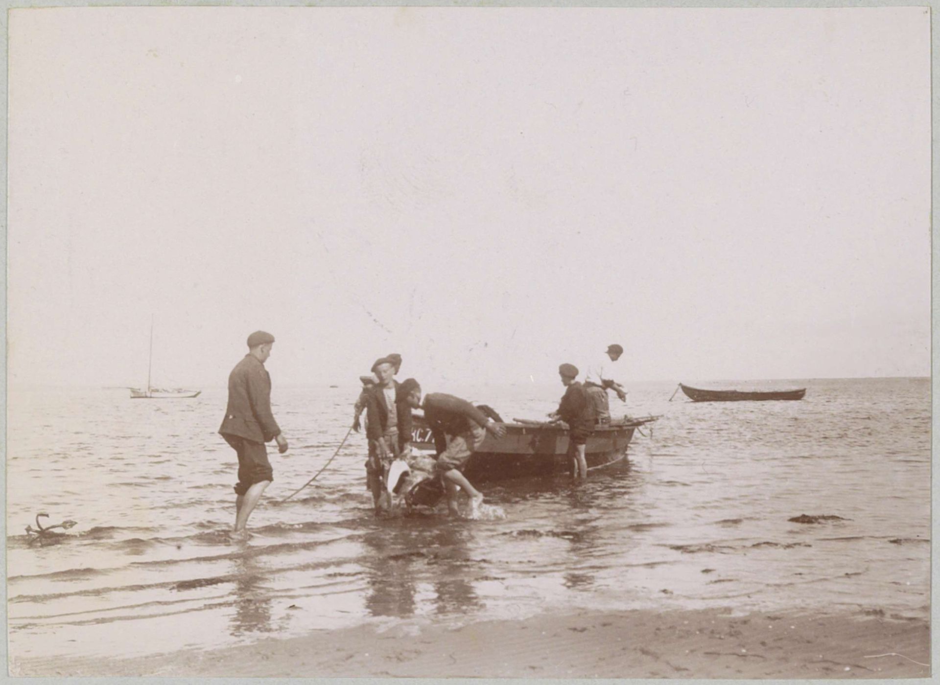 Vissers brengen roeiboot aan land, vermoedelijk bij Arcachon by Delizy