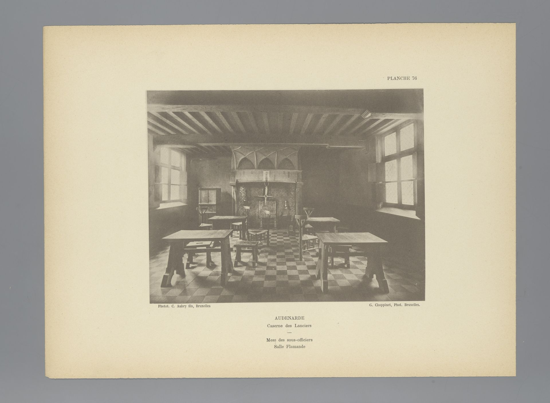 Gezicht op een eetzaal voor onderofficiers in een kazerne in Oudenaarde, België by G. Choppinet