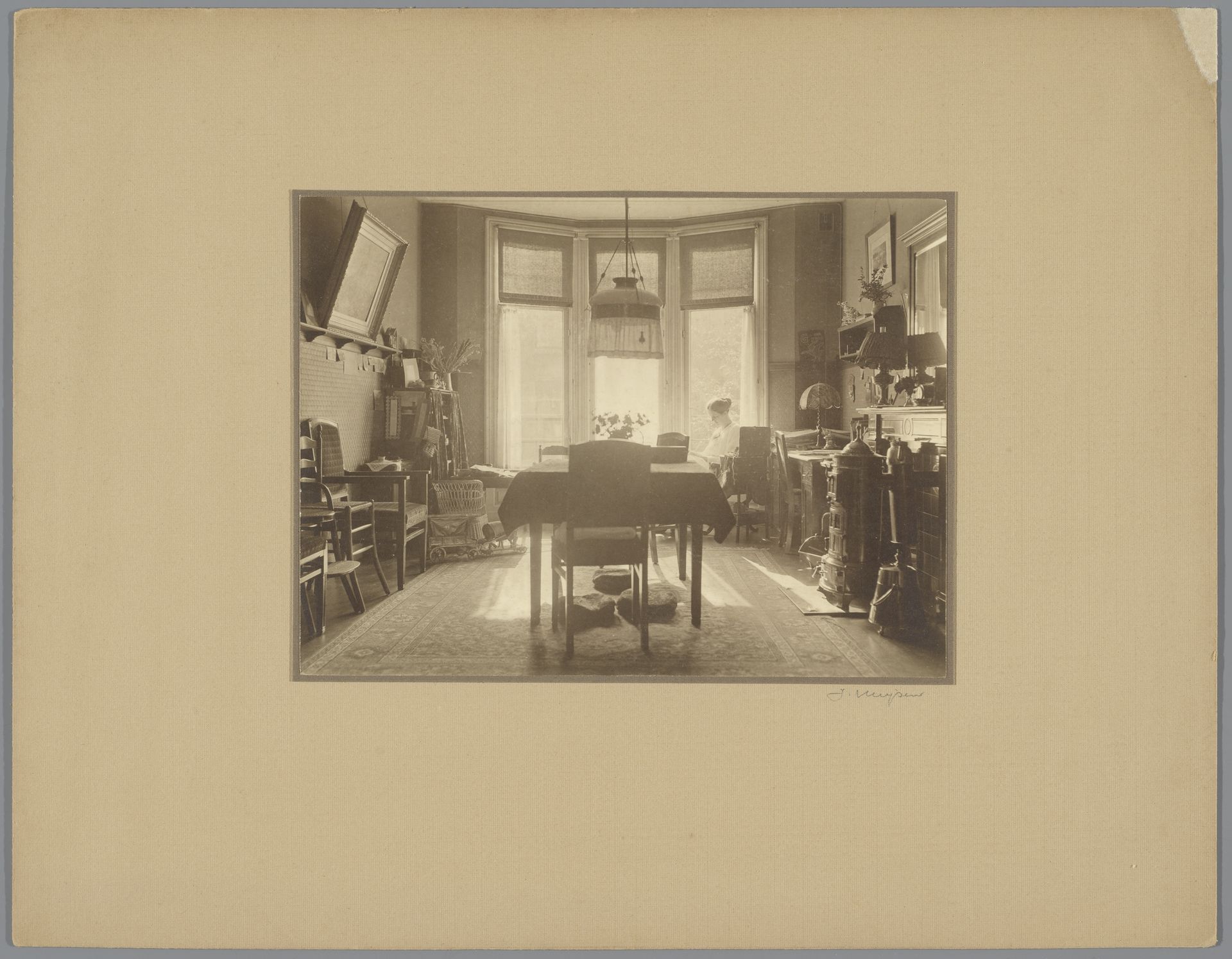 Interieur van een huis met een lezende vrouw by Johannes Maria Petrus Antonius Huijsen