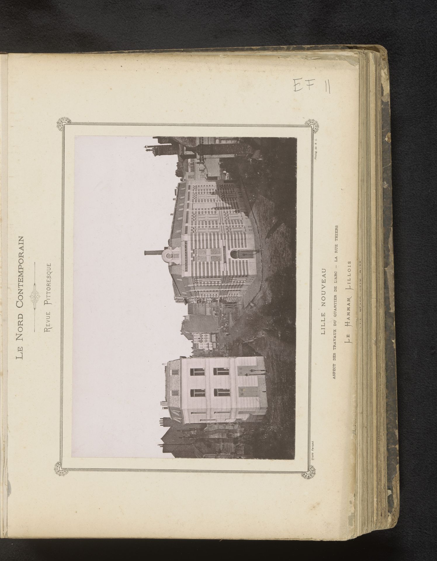 Gezicht op de Rue Thiers en het badhuis in het nieuwe deel van Lille by N.C.