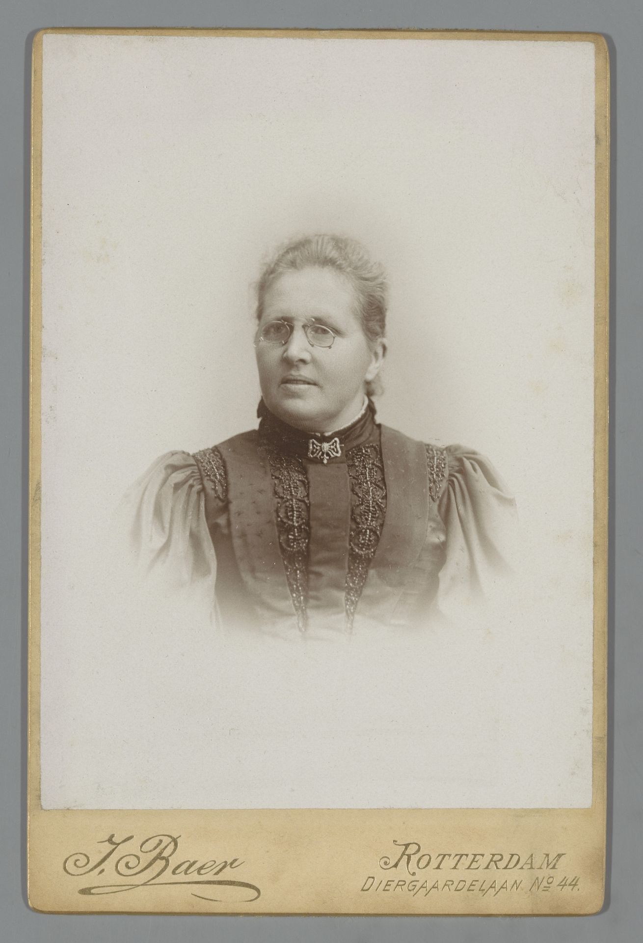 Portret van een onbekende vrouw met een bril by Johannes Baer