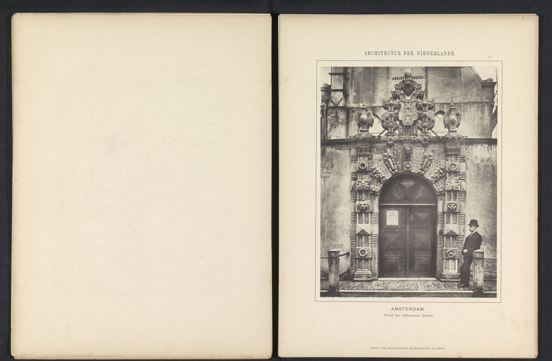 Gezicht op de poort van de Athenaeum Illustre in Amsterdam gevestigd in de Agnietenkapel by Anonymous