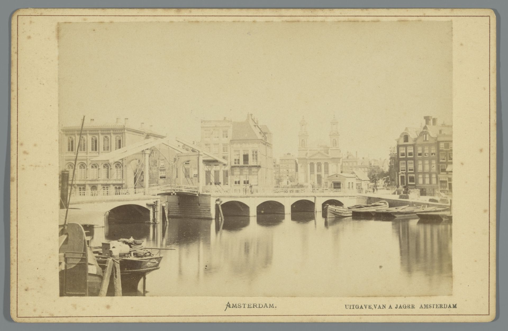 Gezicht op een brug over de Amstel tussen de beide Amstelstraten in Amsterdam by Anonymous