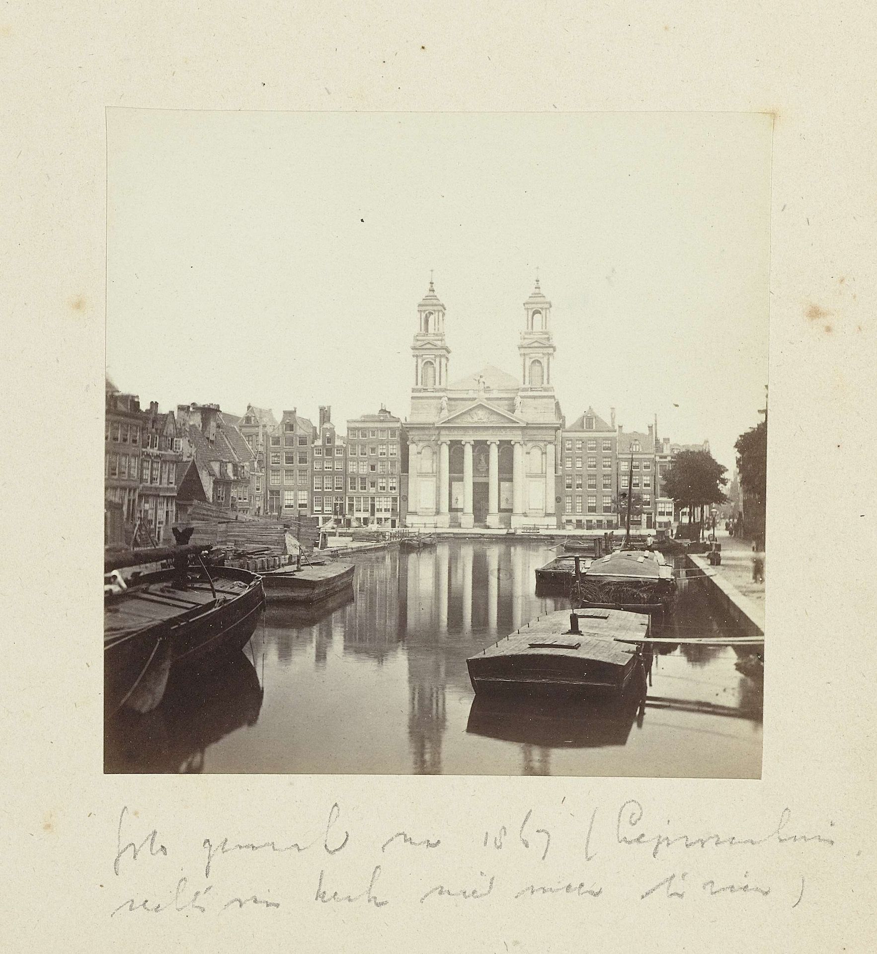 Gezicht over de Leprozengracht op de Mozes en Aäronkerk by Anonymous