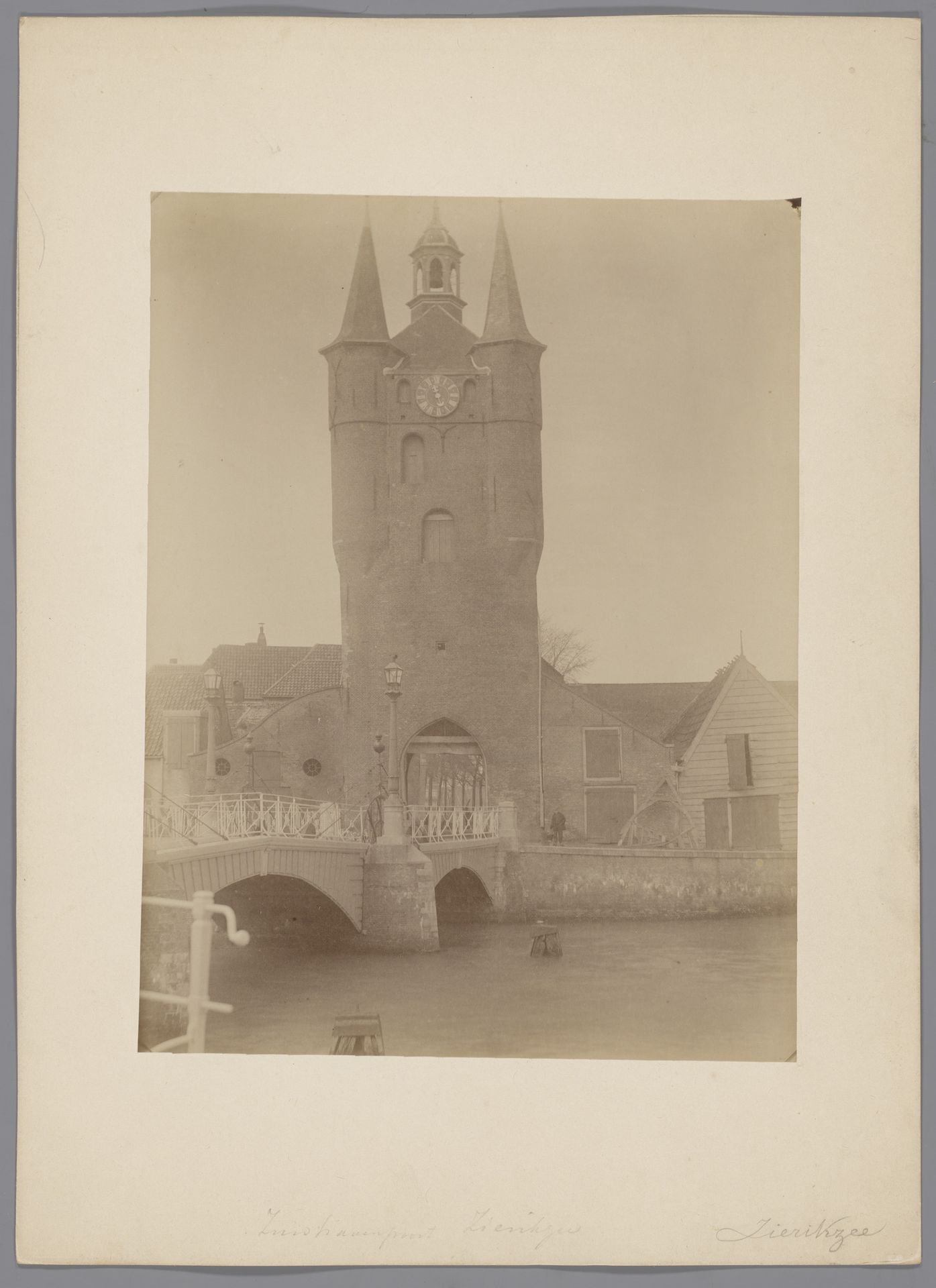 Gezicht op de Zuidhavenpoort te Zierikzee by anoniem (Monumentenzorg)
