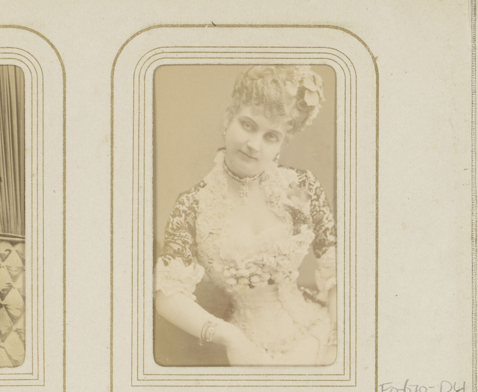 Portret van een vrouw by Nadar