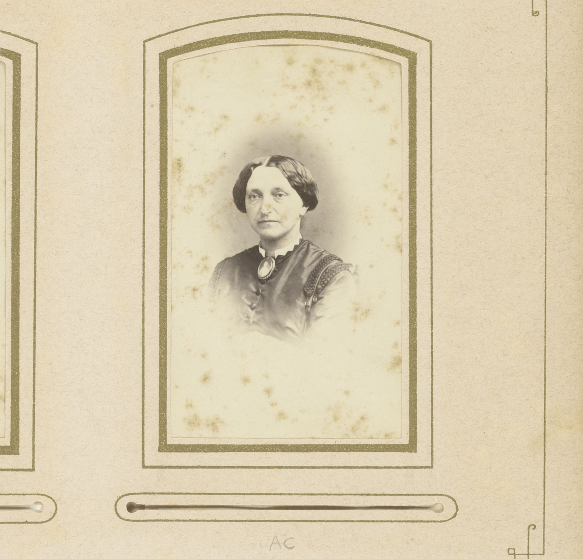 Portret van een vrouw met halsketting met medaillon by Leonard Stollenwerk