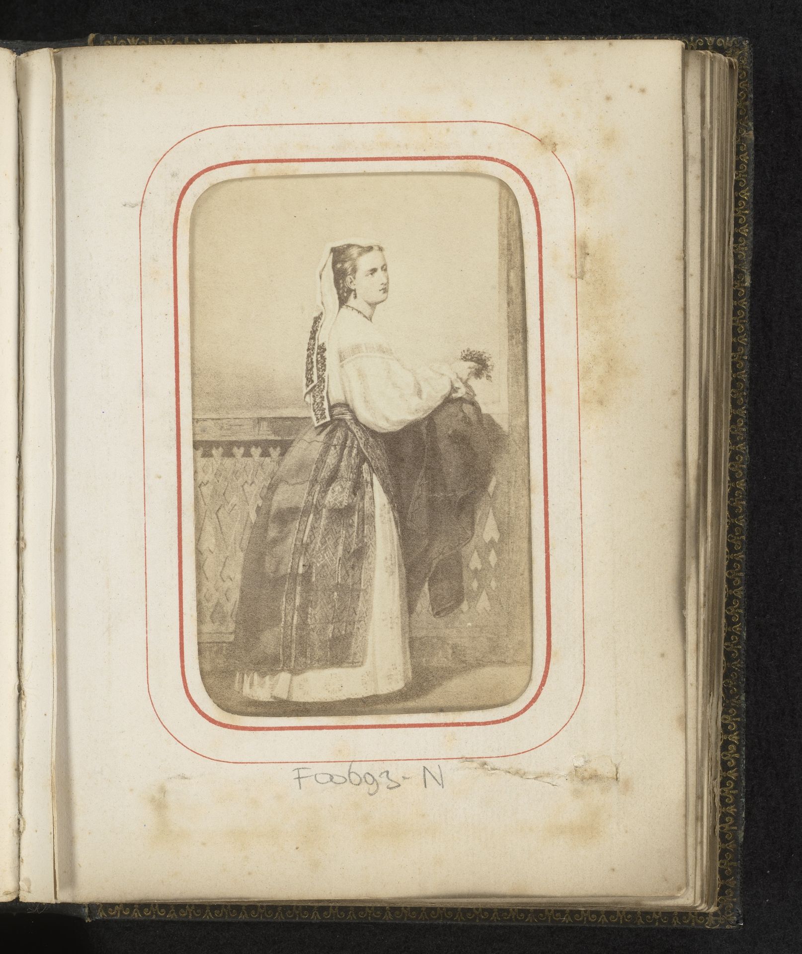 Fotoreproductie van een schilderij van een staande vrouw in Roemeense klederdracht by Carol Popp de Szathmari