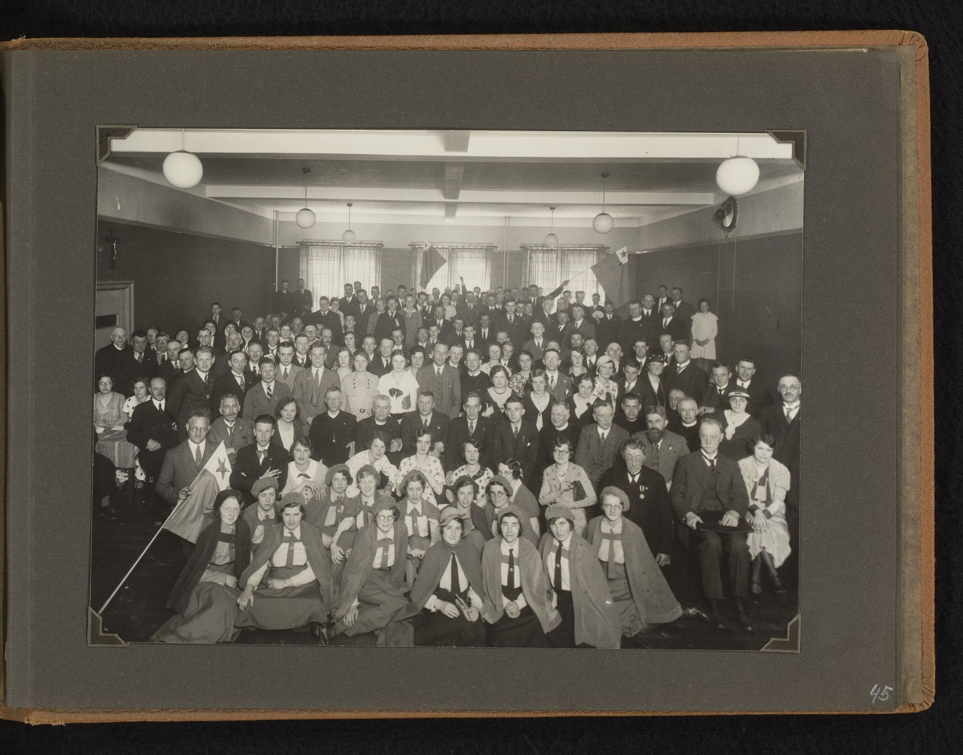 Tweede Pinksterdag 1933 by N.V. Vereenigde Fotobureaux