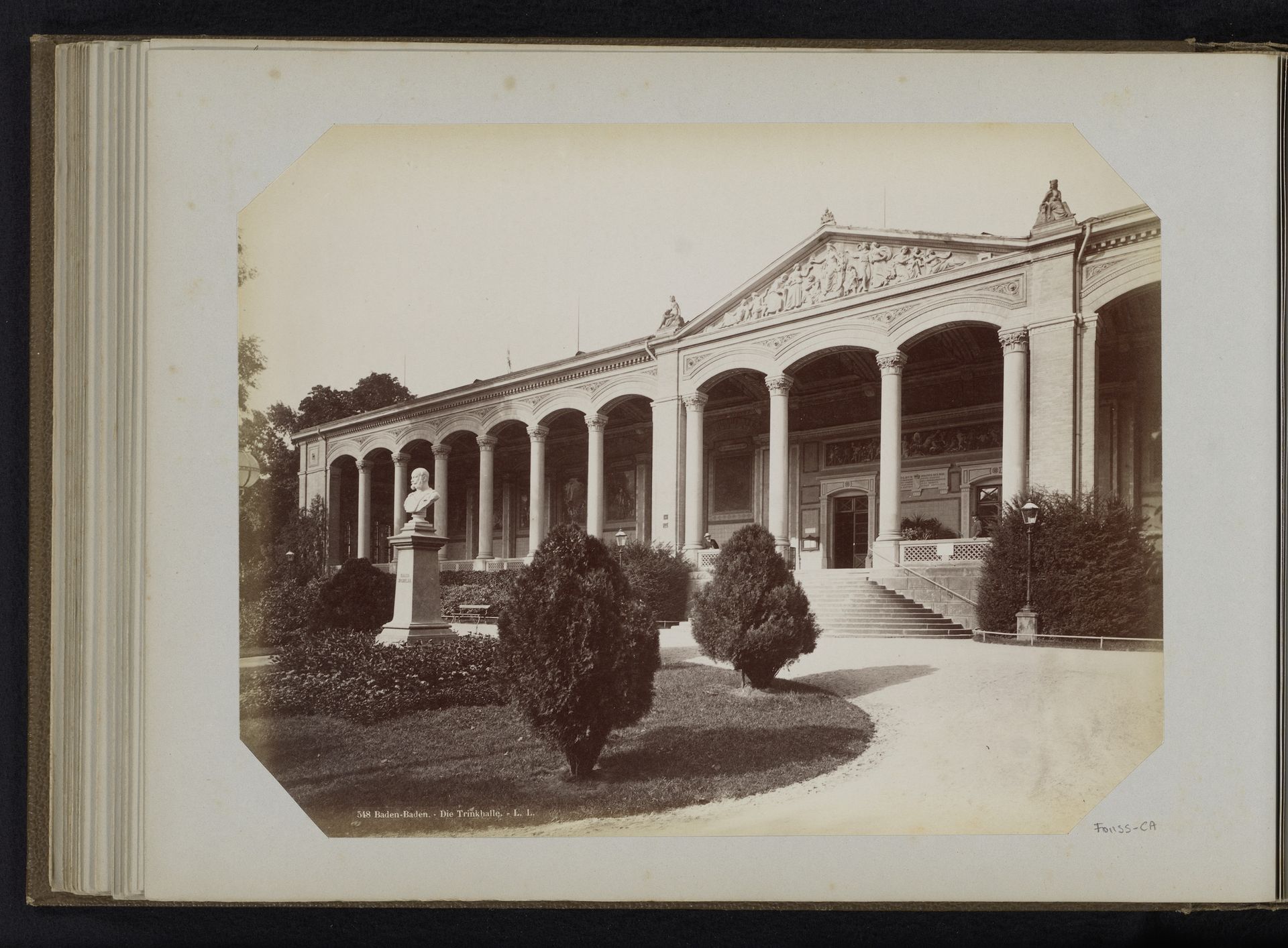Gezicht op de Trinkhalle te Baden-Baden by LL